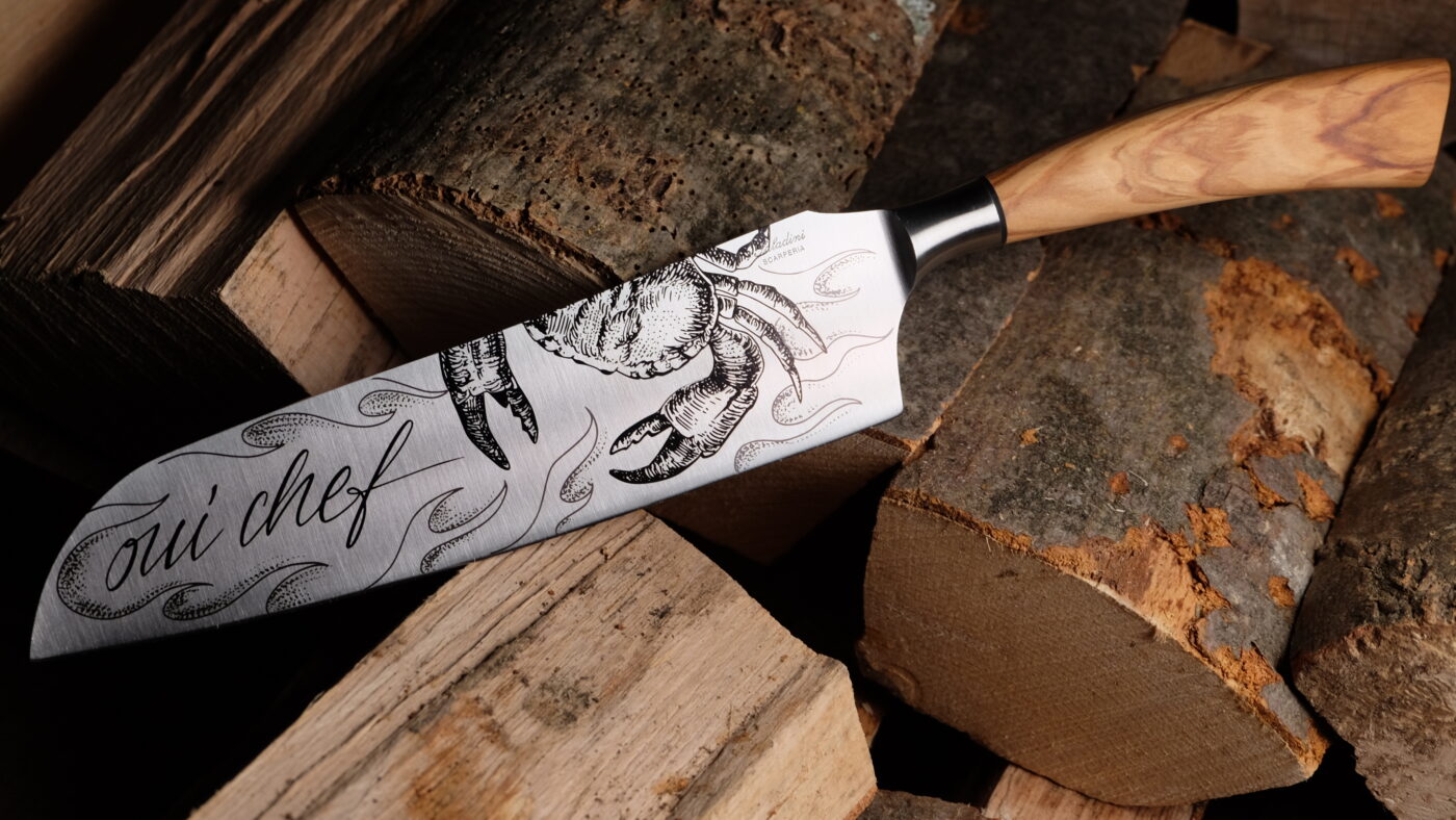 Das Tattoo Messer sticht in die Haut Paride Giuris | 3D Gravur Konfigurator | 1