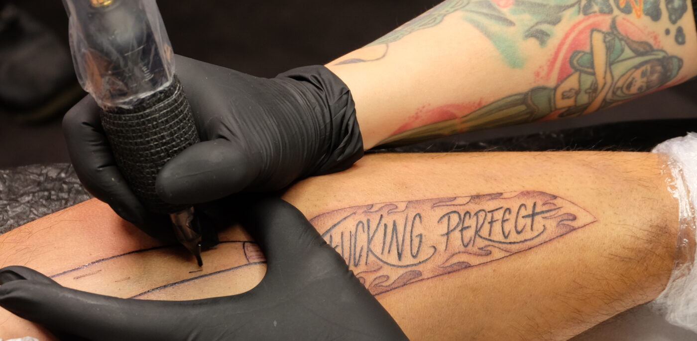Das Tattoo Messer sticht in die Haut Paride Giuris | 3D Gravur Konfigurator | 13